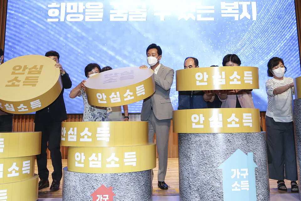 오세훈 서울시장(왼쪽 넷째)이 지난해 7월4일 오후 서울시청 다목적홀에서 열린 서울안심소득 시범사업 출정식에서 참석자들과 퍼포먼스를 펼치고 있다. [사진제공=뉴시스]