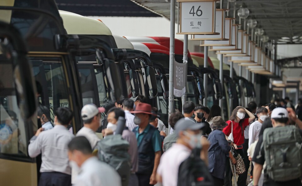 지난해 추석 연휴 마지막 날인 9월 12일 오전 서울 서초구 서울고속버스터미널 도착홈에서 시민들이 하차하고 있다. [사진제공=뉴시스]