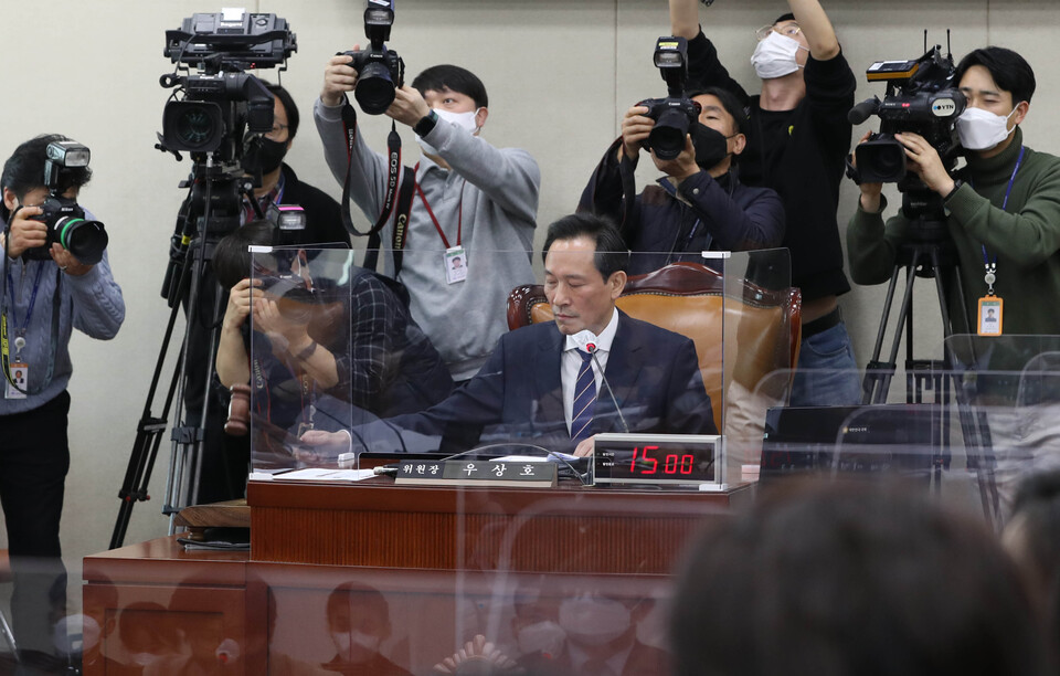 10일 오후 서울 여의도 국회에서 열린 용산 이태원 참사 진상규명과 재방 발지를 위한 국정조사특별위원회 전문가 공청회에서 우상호 위원장이 의사봉을 두드리고 있다. [사진제공=뉴시스]