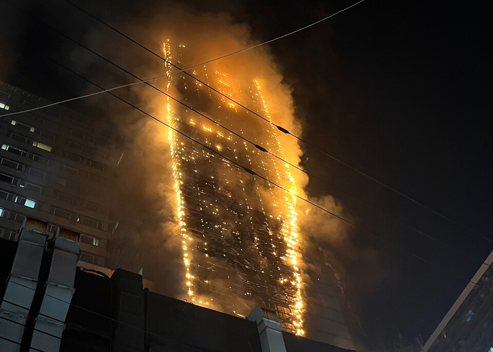 지난 9일 오전 부산 부산진구의 한 오피스텔 주차타워에서 큰 불이 났다. [사진제공=뉴시스]