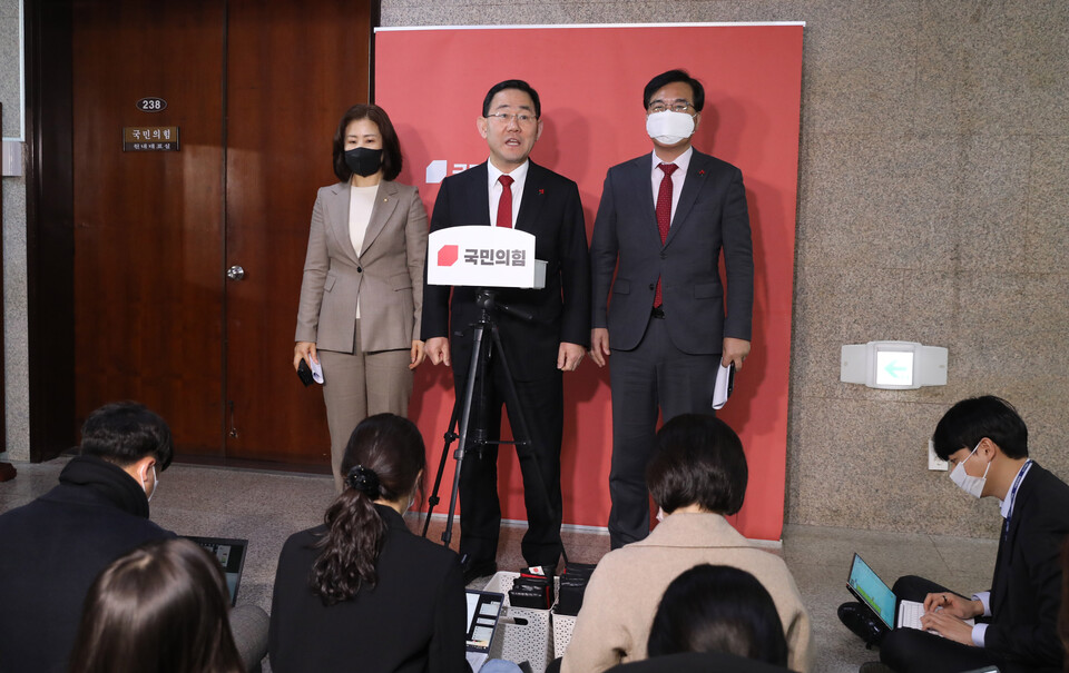 주호영 국민의힘 원내대표가 12일 오후 서울 여의도 국회에서 이재명 더불어민주당의 영수회담 제안과 관련해 기자들에게 브리핑을 하고 있다. [사진제공=뉴시스]