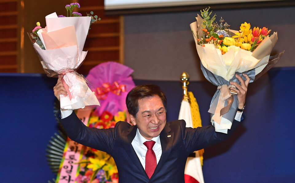 국민의힘 당권주자인 김기현 의원이 지난 12일 대구 수성구 만촌동 인터불고호텔 컨벤션홀에서 열린 영남지방자치연구원 개원식에서 지지자에게 받은 꽃다발을 들어 보이고 있다. [사진제공=뉴시스]