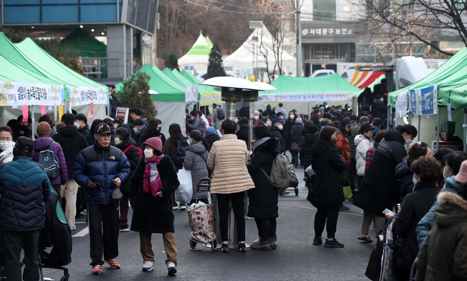 서울 서대문구청에서 열린 2023 설맞이 직거래장터에서 시민들이 각종 농축수산물 및 명절성수품을 구매하고 있다.&nbsp; [사진제공=뉴시스]<br>