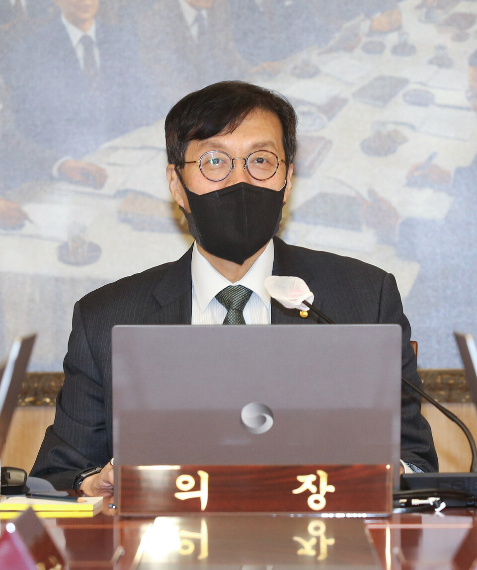 13일 한국은행 이창용 총재가 서울 중구 한국은행에서 금융통화위원회 회의를 주재하고 있다 [사진출처=뉴시스]
