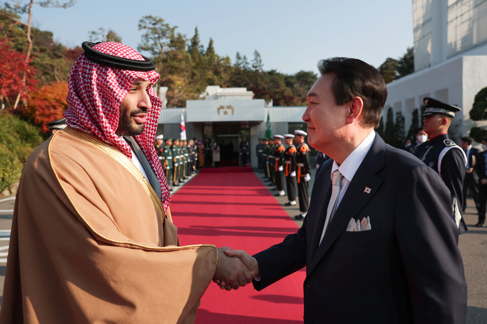 지난해 11월 한국을 방문한 사우디아라비아 무함마드 빈 살만 왕세가 겸 총리가 윤석열 대통령과 악수하고 있다. [사진제공=뉴시스]