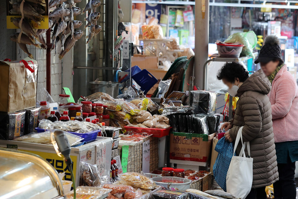 서울 성북구 돈암시장에서 고객이 장을 보고 있다. [사진제공=뉴시스]<br>