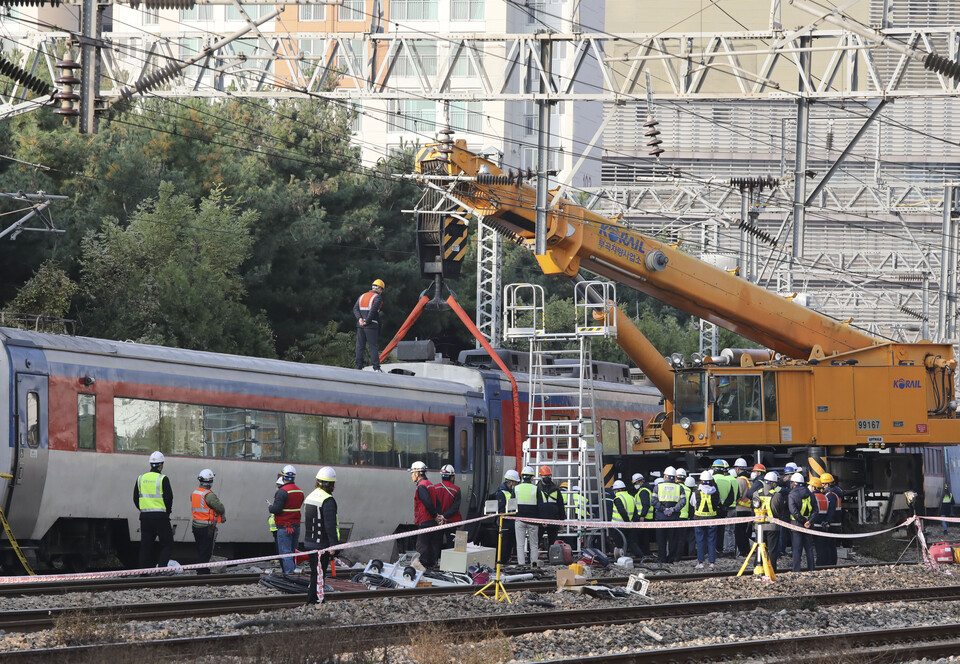 지난해 11월 6일 서울 영등포역 인근에서 무궁화호 열차가 궤도를 이탈하는 사고가 발생했다. 다음날인 7일 오전 관계자들이 사고처리를 하고 있다. [사진제공=뉴시스]