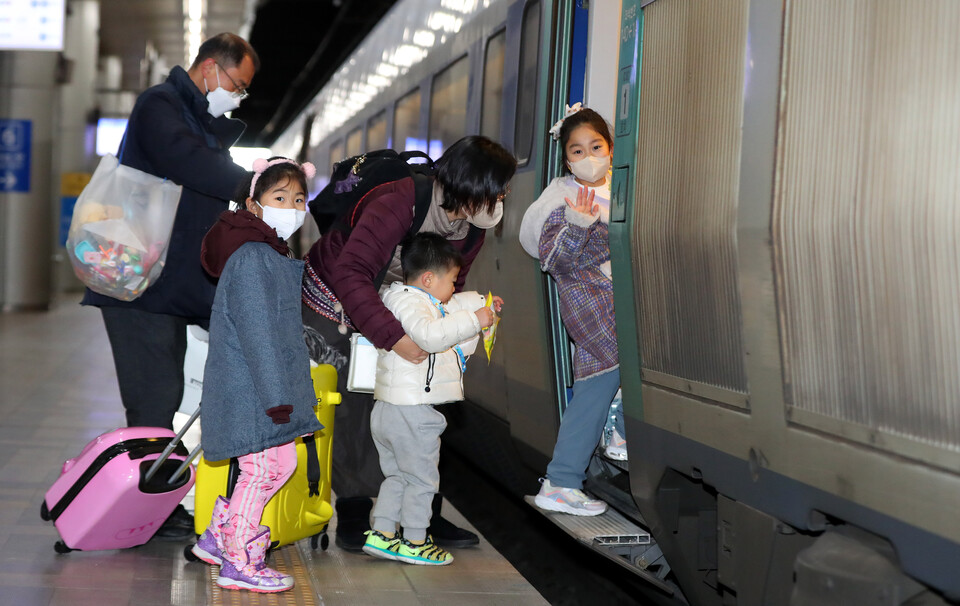 설 명절 연휴를 하루 앞둔 20일 오전 서울역에서 가족단위 귀성객이 고향가는 열차에 탑승하고 있다. [사진제공=뉴시스]