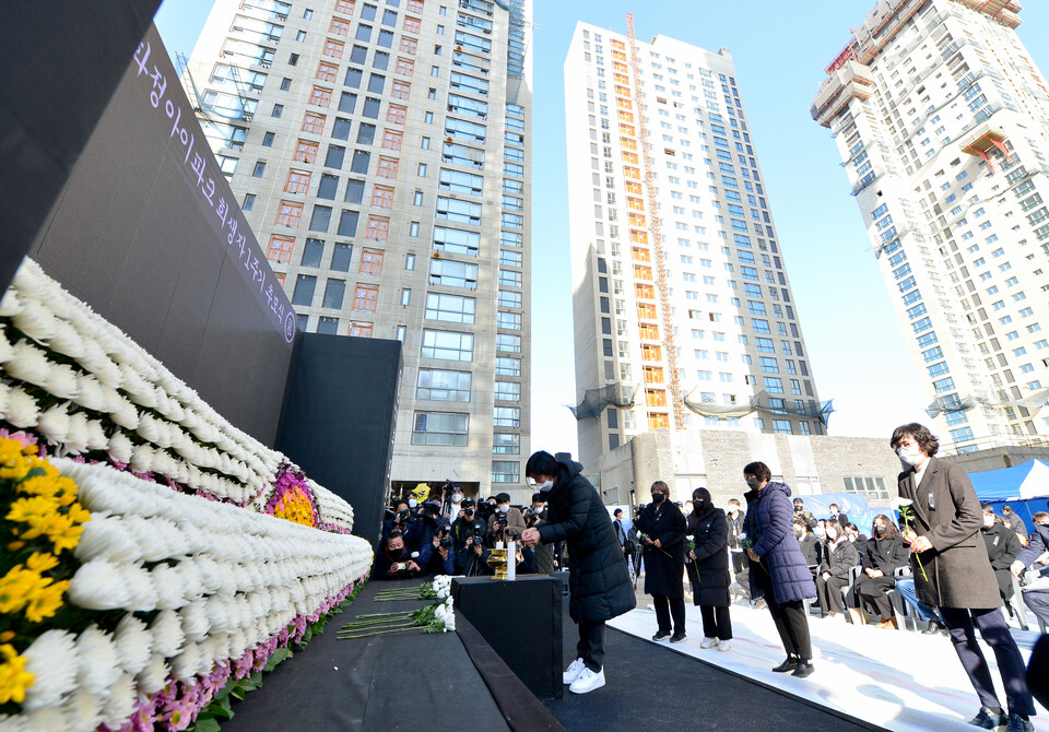 지난 11일 광주 화정동 아파트 붕괴 참사 현장에서 참사 1주기 추모식이 열렸다. [사진제공=뉴시스]