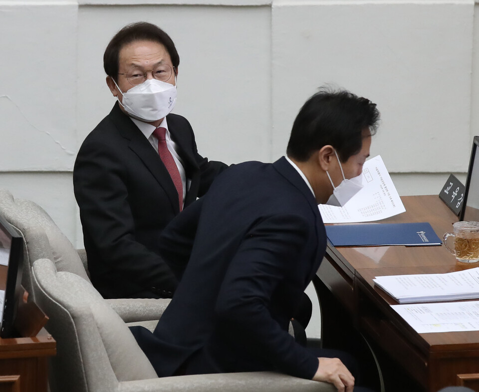 조희연 서울시교육감과 오세훈 서울시장이 지난 12월 22일 서울 중구 서울시의회에서 열린 서울시의회 제315회 정례회 제7차 본회의에 참석하고 있다. [사진제공=뉴시스]