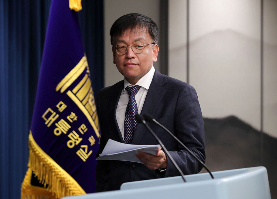 최상목 경제수석이 26일 서울 용산 대통령실 청사에서 난방비 절감 대책 브리핑을 하려 단상을 향하고 있다. [사진제공=뉴시스]