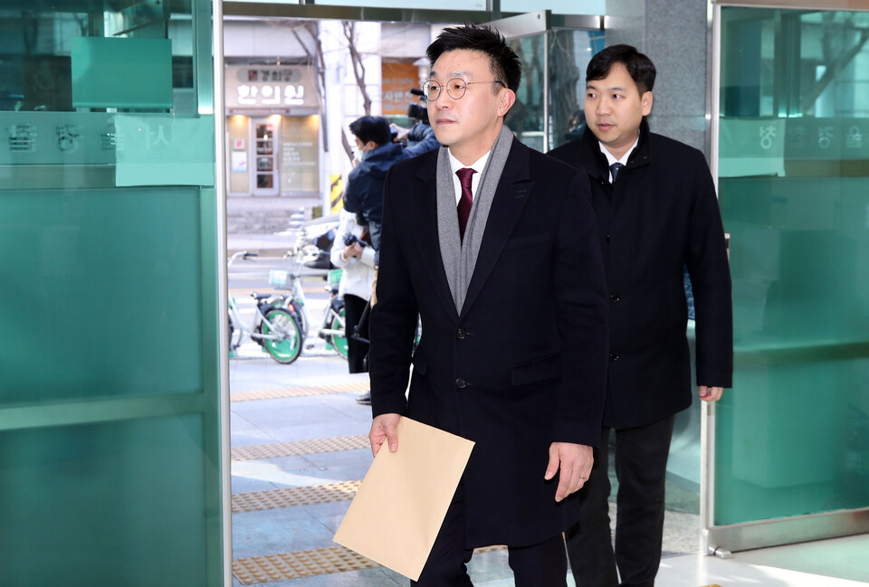 최지우 대통령실 행정관이 30일 오후 서울 종로구 서울지방경찰청장 민원실에 윤석열 대통령 부인 김건희 여사의 '우리기술' 주가 조작 연루 의혹을 제기한 김의겸 더불어민주당 대변인에 대한 고발장을 접수하기 위해 들어서고 있다. [사진제공=뉴시스]