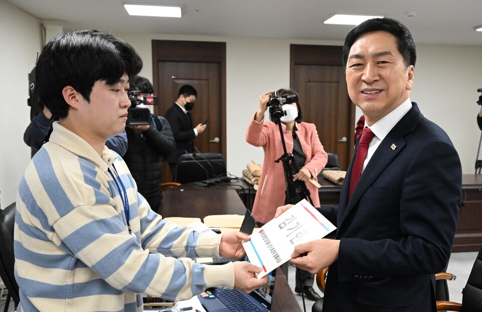 김기현 국민의힘 의원이 2일 서울 여의도 중앙당사에서 당대표 후보 등록을 하고 있다. [사진제공=뉴시스]