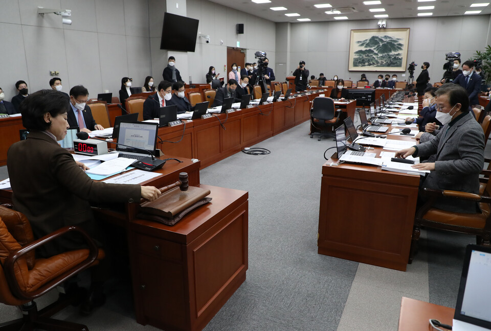 남인순 국회 정치개혁특별위원회 위원장이 26일 오후 서울 여의도 국회에서 열린 전체회의에서 개회를 선언하며 의사봉을 두드리고 있다. [사진제공=뉴시스]