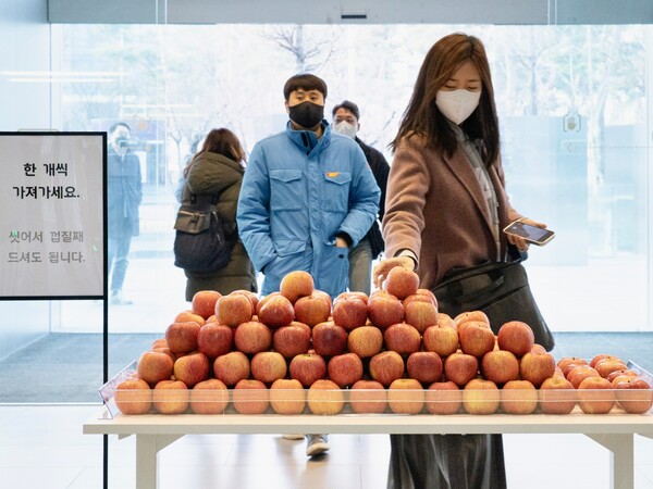 지난 6일 서울 여의도 소재 현대카드 사옥에서 임직원들이 깜짝 이벤트로 진열된 사과를 가져가고 있다. [사진 제공=현대카드]