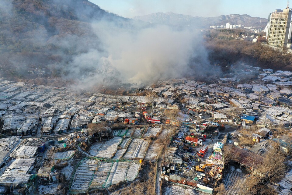 설 연휴 전날인 지난달 20일 오전 서울 강남구 개포동 구룡마을에서 큰 불이 발생했다. 당시 화재로 인명 피해는 없었지만, 주택 60여세대가 소실되며 60여명의 이재민이 발생했다. 구룡마을엔 약 666가구가 살고 있다. [사진제공=뉴시스]
