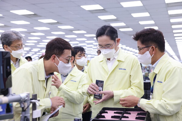 삼성전자 이재용 회장이 지난해 12월 베트남 R&D센터를 찾아 스마트폰 공장을 점검하고 있다. [사진 제공=삼성전자]