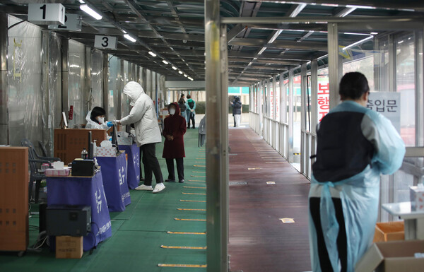서울 동대문구 보건소 선별진료소에서 시민들이 검사를 받고 있다. [사진출처=뉴시스]