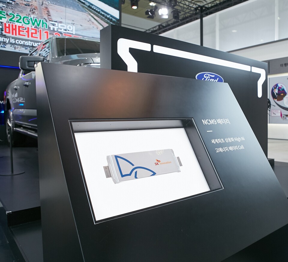SK온 전기차배터리 NCM9과 미국 포드 F-150. [사진제공=SK이노베이션]