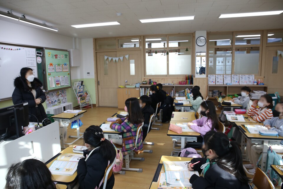 충북 청주시 소재 모 초등학교에서 학생들이 마스크를 쓴 채 수업을 듣고 있다. [사진제공=뉴시스]