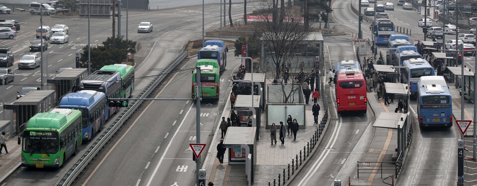 서울 도심에서 시내버스가 오가고 있다. [사진제공=뉴시스]
