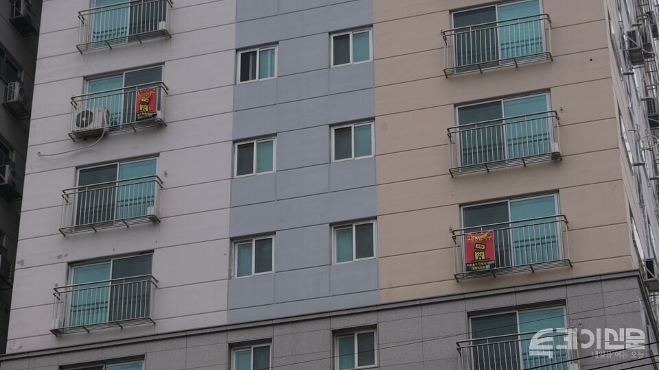 인천시 미추홀구의 한 아파트에 전세사기 피해 구제방안을 촉구하는 작은 플래카드가 걸려있다. ⓒ투데이신문