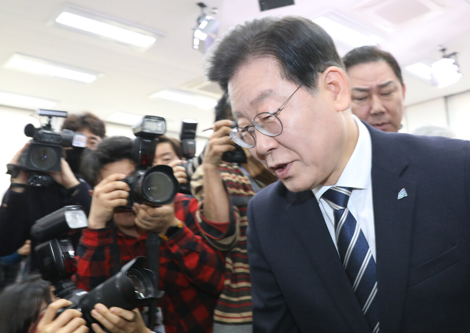 이재명 더불어민주당 대표가 23일 오전 서울 여의도 국회에서 열린 기자간담회을 마치고 나오고 있다. [사진제공=뉴시스]
