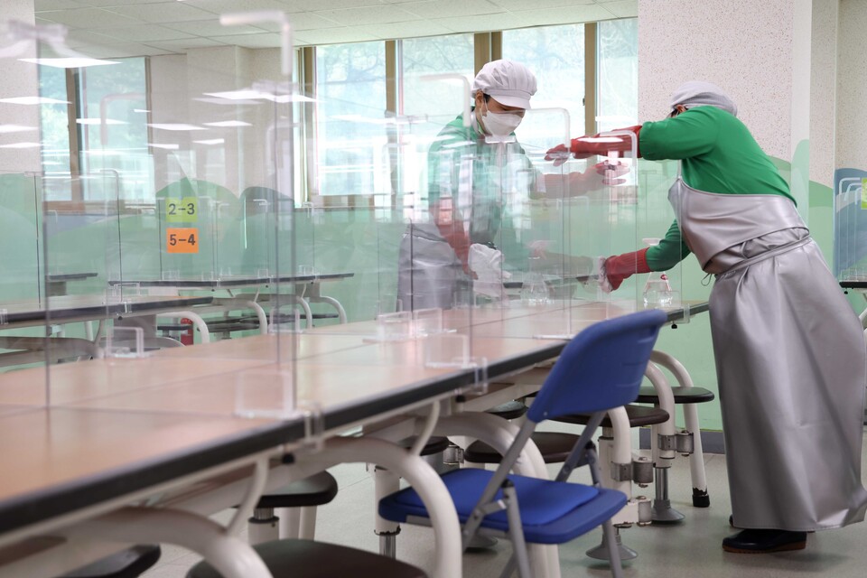 서울 마포구 성원초등학교 급식실에서 직원들이 새 학기 개학을 앞두고 코로나19 방역 등 청소를 하고 있다.&nbsp; [사진제공=뉴시스]<br>