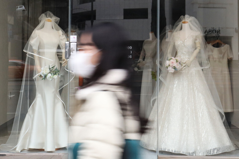 서울 마포구 웨딩의거리 내 상점에 진열된 웨딩드레스 모습. [사진제공=뉴시스]
