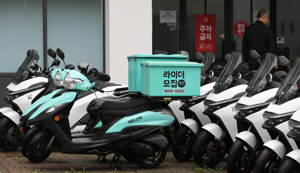 서울 강남구 딜리버리앤(N) 앞에 새 주인을 기다리는 배달 오토바이들이 주차돼있다.&nbsp; [사진제공=뉴시스]<br>