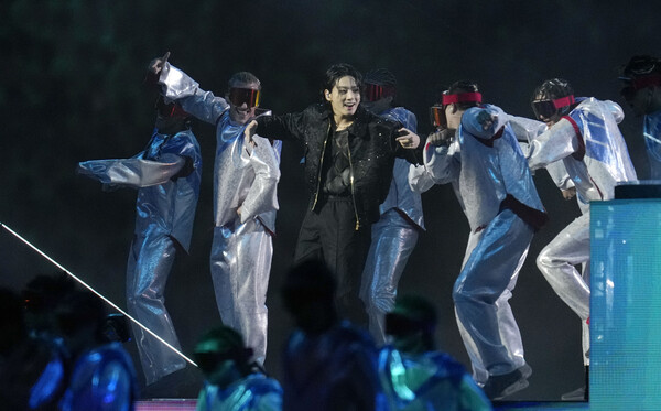지난해 11월 카타르 월드컵 개막식에서 방탄소년단(BTS) 멤버 정국이 공연을 펼치고 있다. [사진 제공=뉴시스]