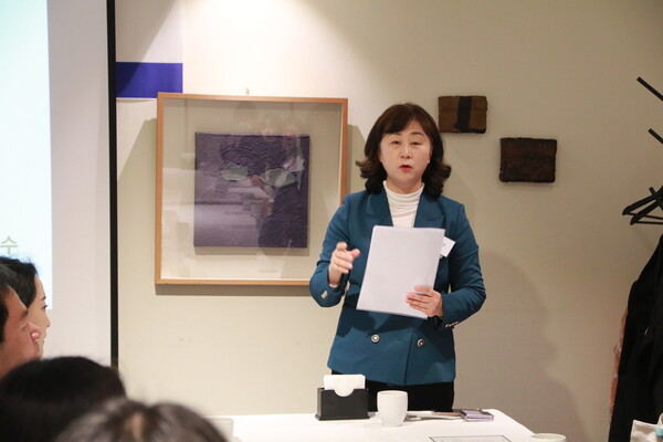 박애경 투데이신문 대표 겸 청년플러스포럼 공동위원장이 ‘제1기 청년플러스 서포터즈’ 발대식에서 인사말을 전하고 있다. ⓒ투데이신문