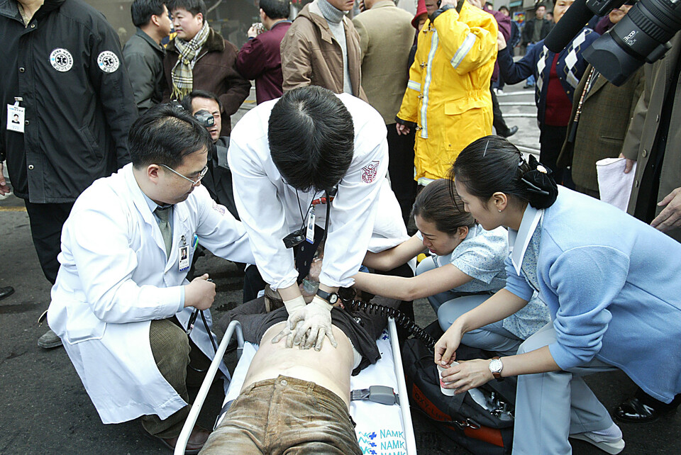 지하철 화재 당시 CPR을 실시하고 있는 의료진들. [사진제공=대구지하철참사희생자대책위]