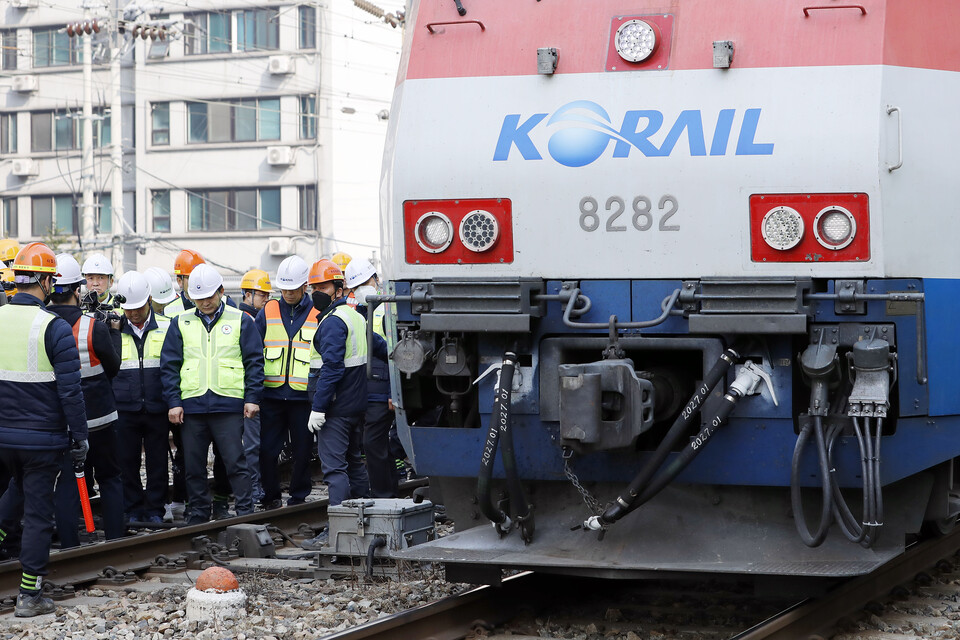 국토교통부 원희룡 장관이 지난 5일 서울 영등포역 인근 철도 선로를 방문해 철도사고 위험구간 점검을 하고 있다. [사진제공=뉴시스]