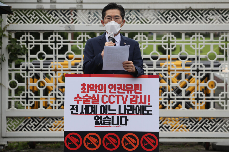 대한의사협회 이필수 회장이 지난 2021년 서울 영등포구 국회의사당 앞에서 수술실 CCTV 설치 의무화법 저지를 위한 릴레이 1인 시위에 참석해 성명 발표를 하고 있다.[사진제공=뉴시스]