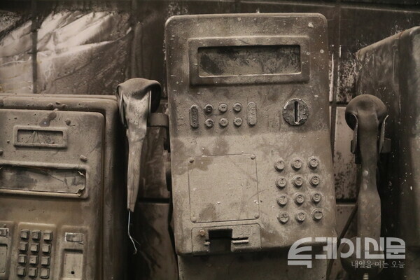 화재의 흔적. 뜨거웠던 화염으로 인해 공중전화가 녹아 내렸다&nbsp;ⓒ투데이신문