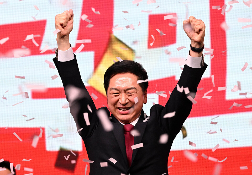 국민의힘 당대표로 선출된 김기현 의원이 8일 경기 고양시 킨텍스에서 열린 제3차 전당대회에서 손을 번쩍 들고 있다. [사진제공=뉴시스]