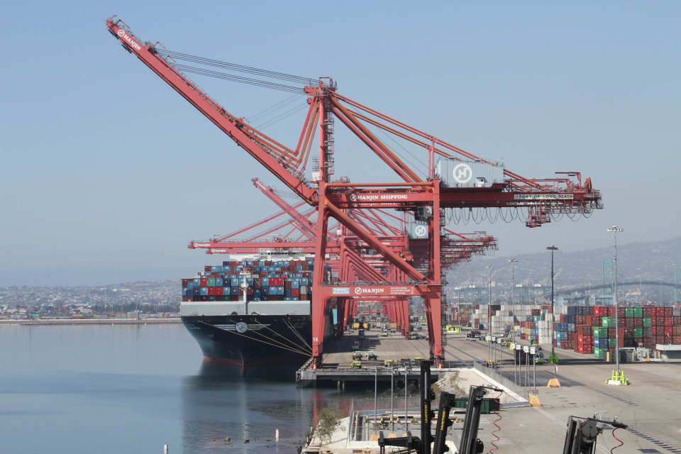 컨테이너 선적 중인 부산항 전경. [사진제공=뉴시스]&nbsp;