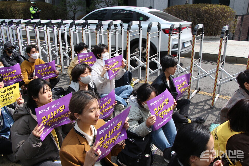 15일 서울 주한 일본대사관 앞 평화로에서 진행된 제1587차 ‘일본군 성노예제 문제해결을 위한 수요시위’에 참석한 시민들의 모습. ⓒ투데이신문
