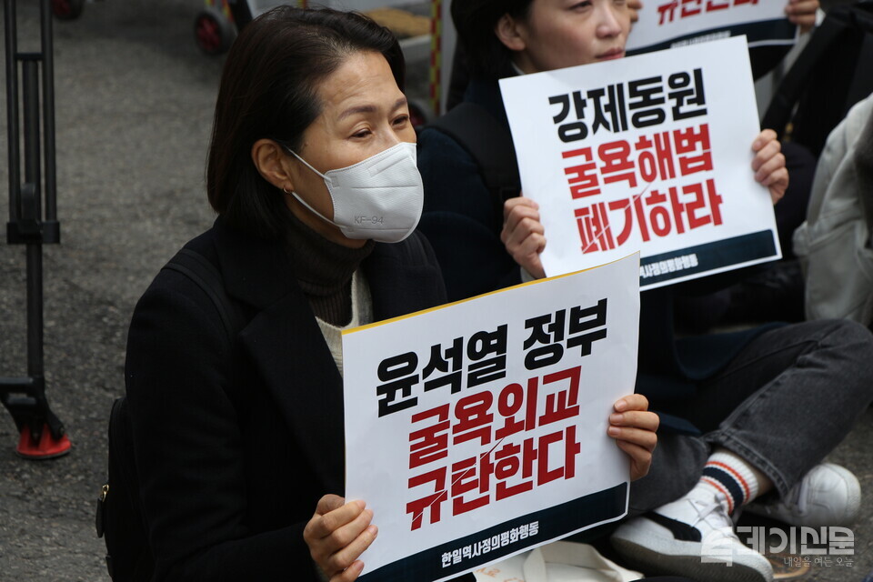 15일 서울 주한 일본대사관 앞 평화로에서 진행된 제1587차 ‘일본군 성노예제 문제해결을 위한 수요시위’에 참석한 시민들의 모습. ⓒ투데이신문