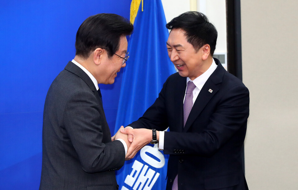 김기현 국민의힘 당 대표와 이재명 더불어민주당 대표가 15일 오전 서울 여의도 국회에서 만나 인사하고 있다. [사진제공=뉴시스]