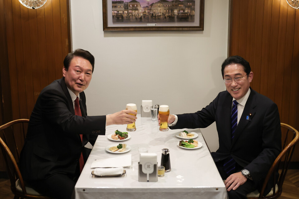 윤석열 대통령과 기시다 후미오 일본 총리가 지난 16일 친교 만찬을 마치고 도쿄 한 식당으로 자리를 옮겨 맥주로 건배하고 있다.&nbsp;[사진제공=뉴시스]