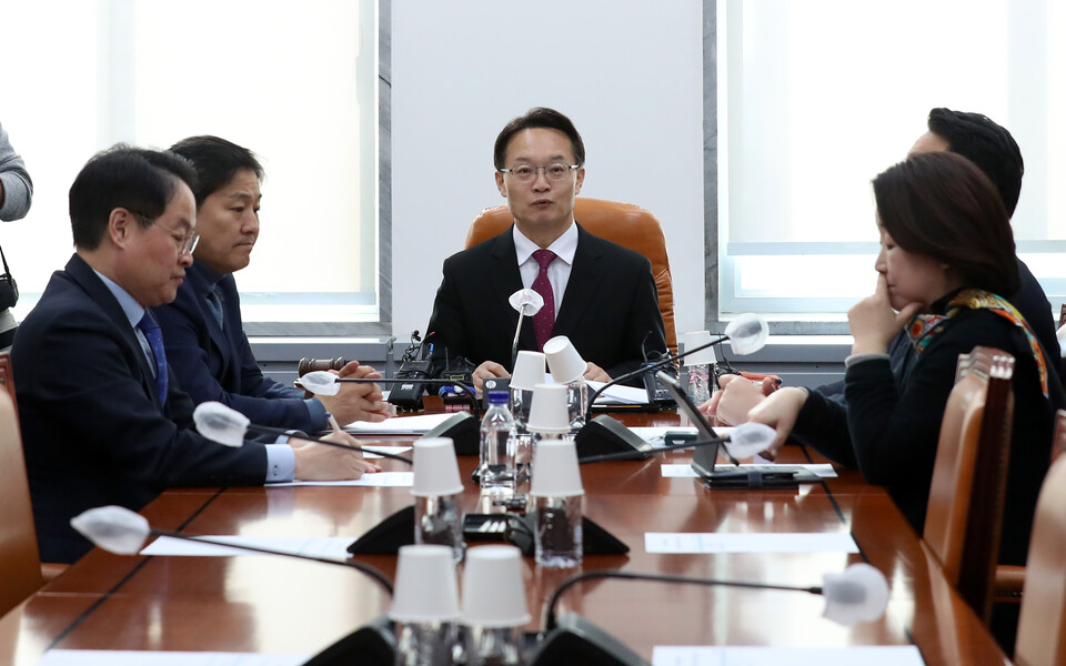 조해진 정개특위 소위원장이 지난 16일 오전 서울 여의도 국회에서 열린 정치개혁특별위원회 정치관계법개선소위원회에서 의원들과 대화하고 있다. [사진제공=뉴시스]