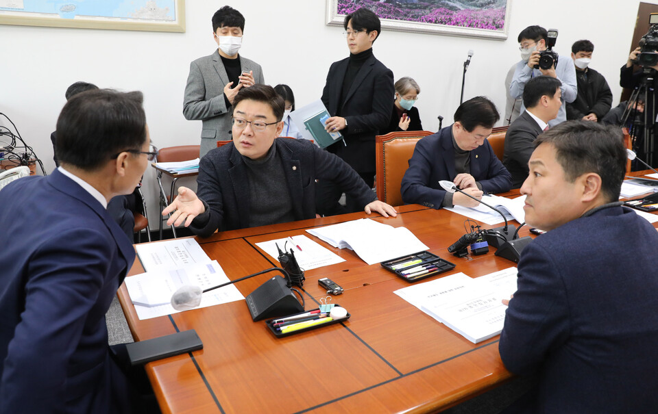 지난달 23일 오후 서울 여의도 국회 행정안전위원회 소회의실에서 열린 정치개혁특별위원회 정치관계법개선소위원회에서 조해진(왼쪽부터) 소위원장이 김성원 국민의힘 의원, 김영배 더불어민주당 의원과 대화하고 있다. [사진제공=뉴시스]