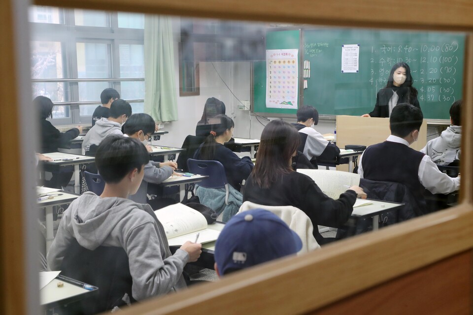 2023학년도 3월 고3 전국연합학력평가가 실시된 23일 오전 서울 송파구 잠신고등학교에서 고3 학생들이 시험을 치르고 있다. [사진제공=뉴시스]<br>