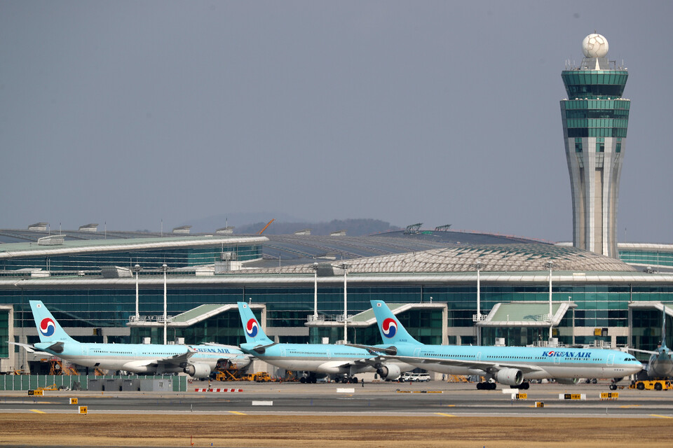 지난 2월 오후 인천국제공항 제2여객터미널에 대한항공 비행기가 주기돼 있다. [사진제공=뉴시스]