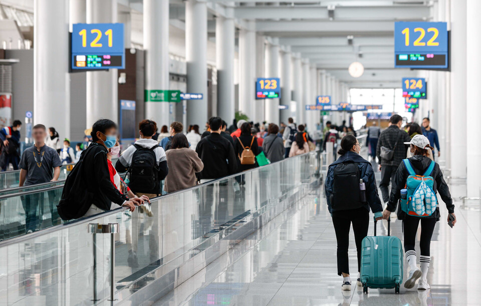 지난 20일 오전 인천국제공항 제1여객터미널 탑승동이 이용객들로 북적이고 있다. [사진제공=뉴시스]