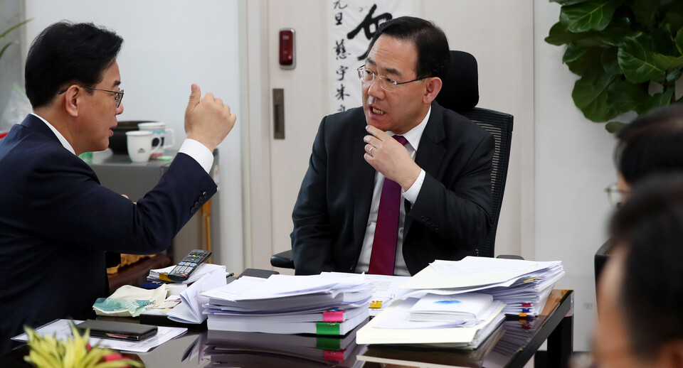 주호영 국민의힘 원내대표가 지난 23일 오후 서울 여의도 국회에서 ‘검수완박법’에 대한 헌법재판소 선고와 관련 기자회견을 하기 전 송언석 원내수석부대표와 대화하고 있다. [사진제공=뉴시스]