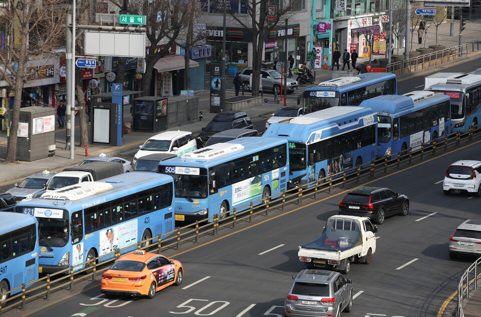 서울 시내버스 노사협상이 29일 조기타결됐다. 지난달 9일 서울역 버스정류장에 시내버스들이 정차해있다. [사진제공=뉴시스]