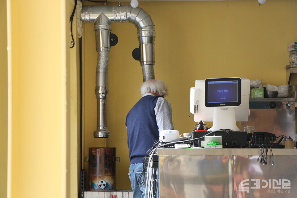 29일 서울 마포구 경의선책거리에서 노가리를 굽고 있는 최수영 대표.  ⓒ투데이신문